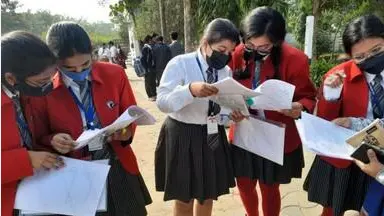 सीबीएसई ने बोर्ड परीक्षाओं (CBSE Board Exam) में गलत प्रश्नों के समाधान हेतु प्रयास शुरू सीबीएसई ने बोर्ड परीक्षाओं (CBSE Board Exam) में ऐसे परिस्थितियों हेतु विकसित हो रहे प्रणाली पर विचार