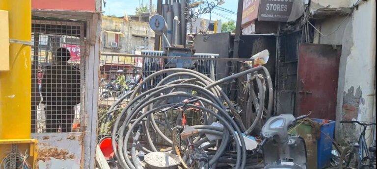 यूपी पुलिस कांन्सटेबल (UP Police constables) के लिए बने लोहे के डब्बों की स्थिती-