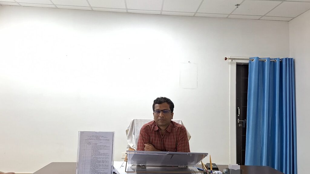 Gorakhpur Nagar Nigam का बुलडोजर गर्जा लेकिन निशाने पर रहे गरीब लोग गोरखपुर नगर निगम (Gorakhpur Nagar Nigam) के बुलडोजर ने तोड़े गरीबों के आशियाने, तबाह किये व्यापार