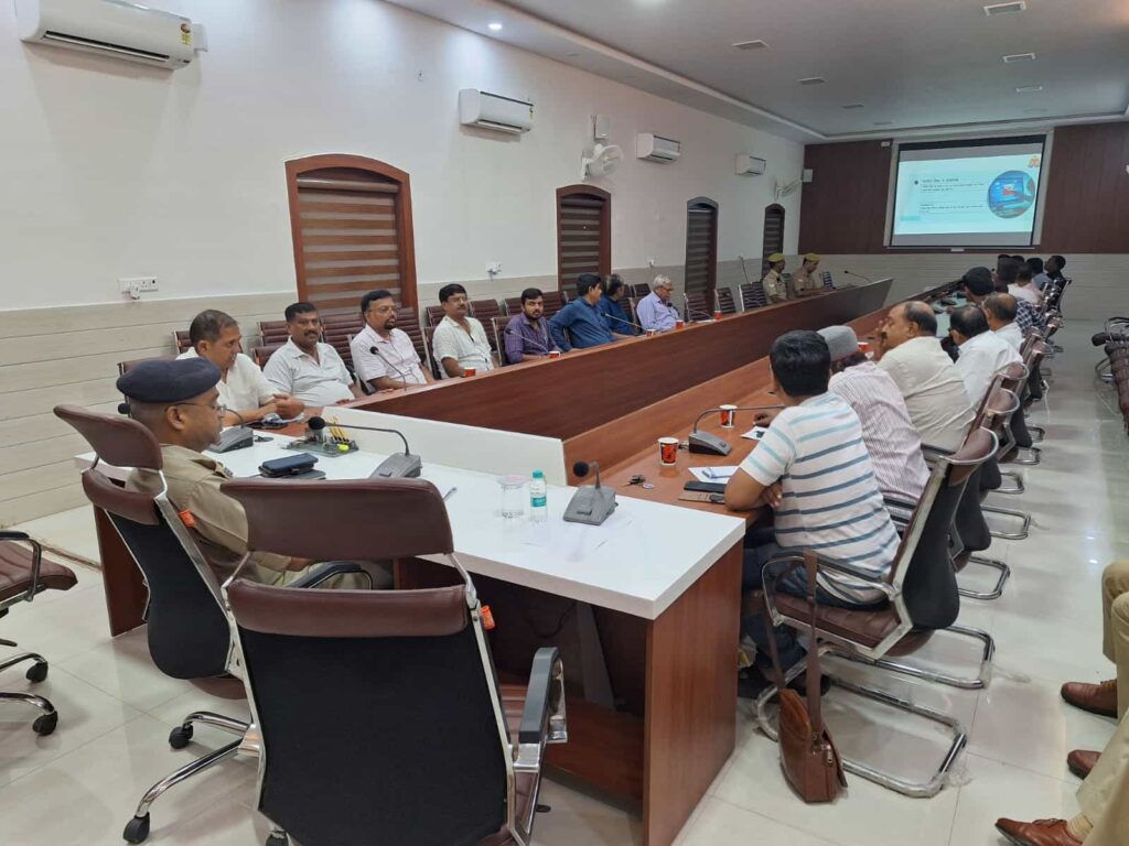 गोरखपुर में साइबर अपराध से बचाव और सावधानी के लिए आयोजित हुई गोष्ठी साइबर अपराध से बचाव और सावधानी पर गोष्ठी का आयोजन