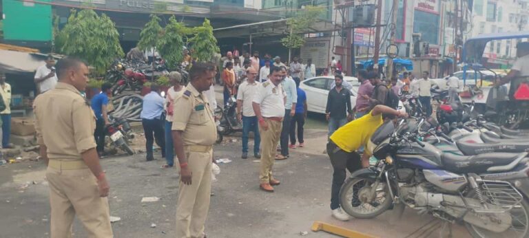 गोरखपुर फटाफट (Gorakhpur Fatafat) : अतिक्रमण पर चला गोरखपुर पुलिस का डंडा, 1000 से ज्यादा गाड़ियों का चालान