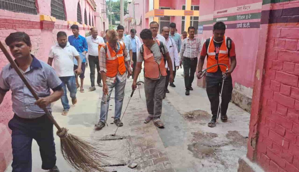 डेंगू से बचाव अभियान : जिला अस्पताल परिसर में चला विशेष अभियान डेंगू से बचाव अभियान: एक चम्मच पानी भी डेंगू के लिए काफी