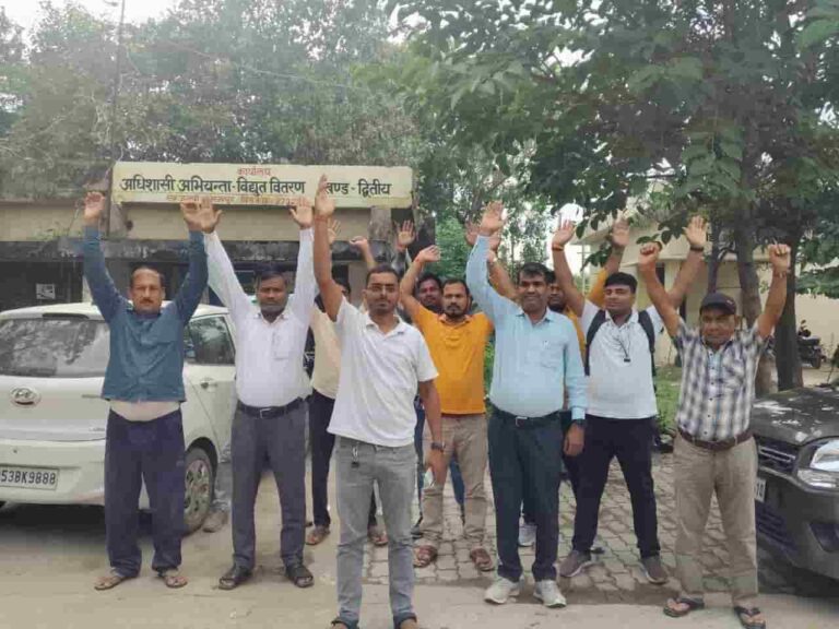 पूर्वांचल और दक्षिणांचल बिजली कर्मी ने लगाए निजीकरण की प्रक्रिया गंभीर आरोप