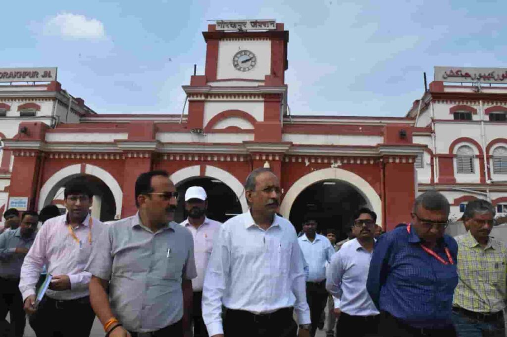 पूर्वोत्तर रेलवे के नए महाप्रबंधक ने गोरखपुर रेलवे स्टेशन पुनर्विकास का किया निरीक्षण गोरखपुर रेलवे स्टेशन पुनर्विकास कार्य देखने पहुंचे पूर्वोत्तर रेलवे के नए महाप्रबंधक