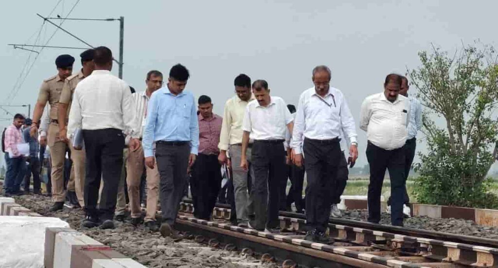 गोरखपुर-छपरा रेल खण्ड का पूर्वोत्तर रेलवे महाप्रबंधक ने किया निरीक्षण गोरखपुर-छपरा रेल खण्ड : देवरिया सदर से सीवान तक विकास कार्यों का जायजा