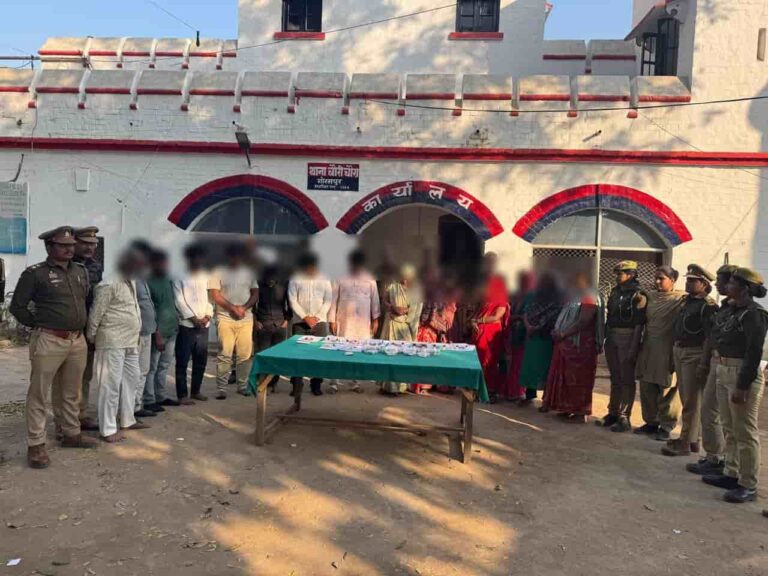 गोरखपुर पुलिस का भंडाफोड़ (Gorakhpur Police Busted): नकली सांप से दहशत और चोरी