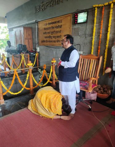 महाराष्ट्र महिला आयोग (Maharashtra Women's Commission) की मुखिया और 'हवसी कैप्टन' महाराष्ट्र महिला आयोग (Maharashtra Women's Commission) : जब महिलाओं की 'रक्षक' ही बन जाए भक्षक की 'परम भक्त'